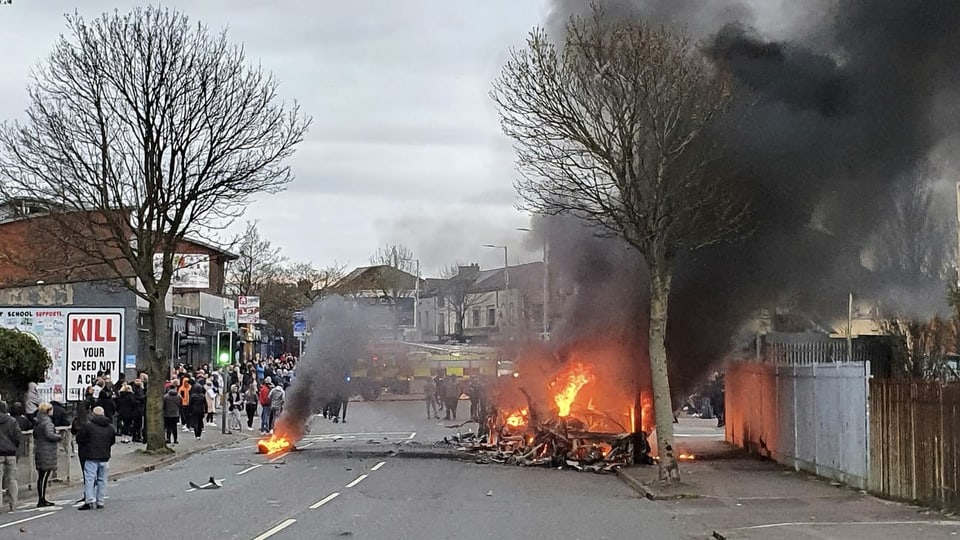 Brennender Bus auf der Shankill Road.