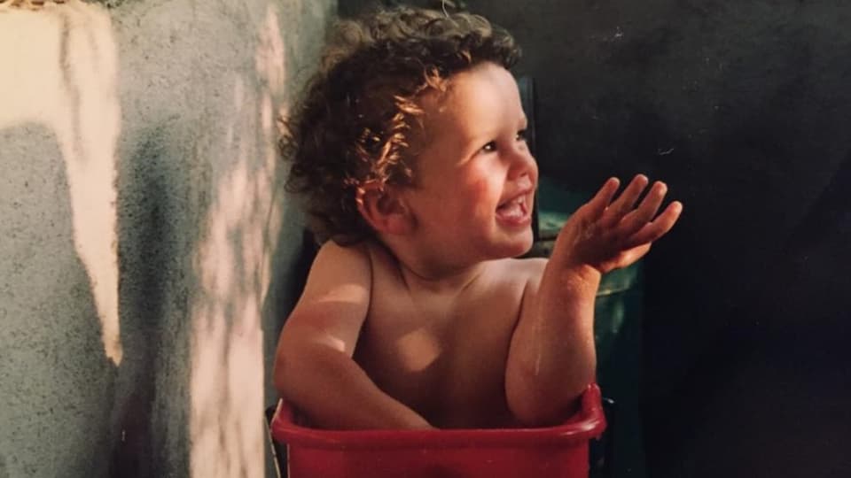 Dario Cantieni als Baby in einem roten Kessel