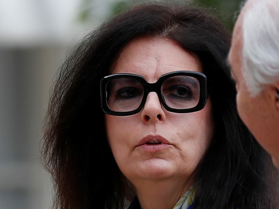 Françoise Bettencourt-Meyers: Eine Frau mit dunklen Haaren und dunkler Brille