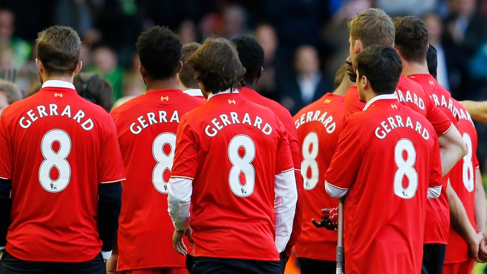 Die Mannschaft von Liverpool nach dem Spiel, alle in Trikot von Gerrard.