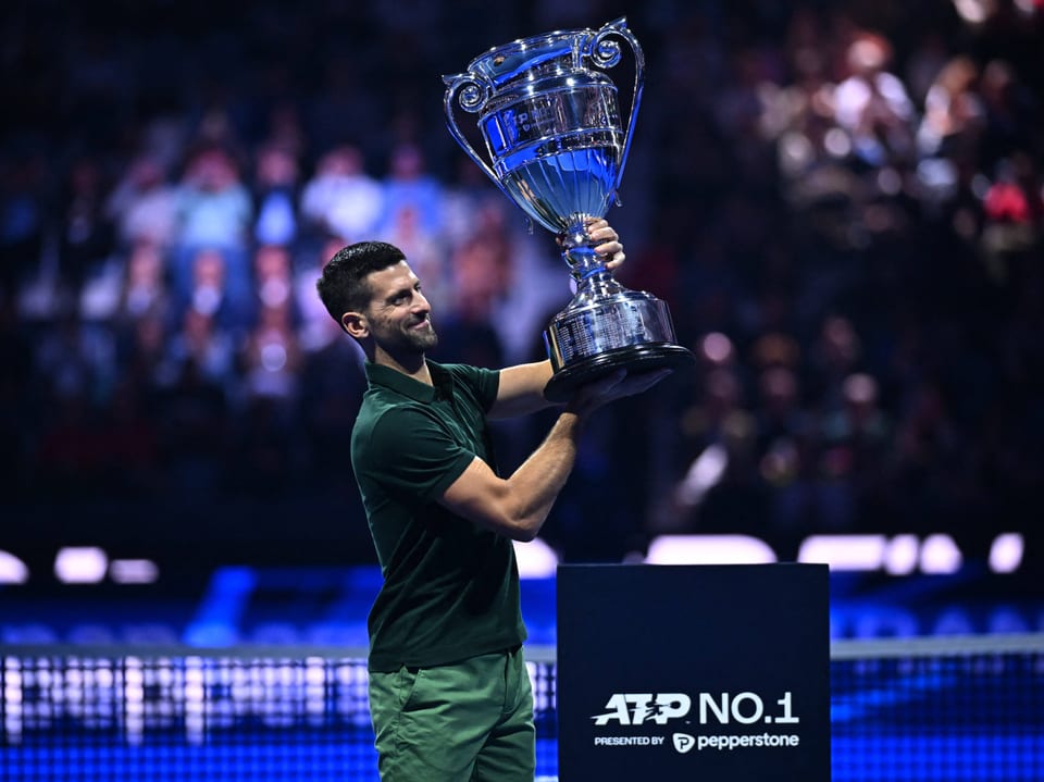 Ausgezeichnet als Nummer 1 per Ende 2023 Novak Djokovic mit einer Trophäe.