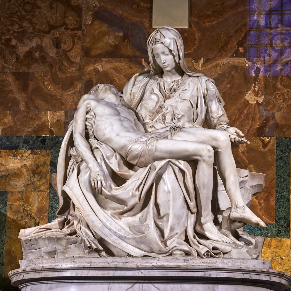 Skulptur einer Maria mit totem Jesus auf dem Schoss. 