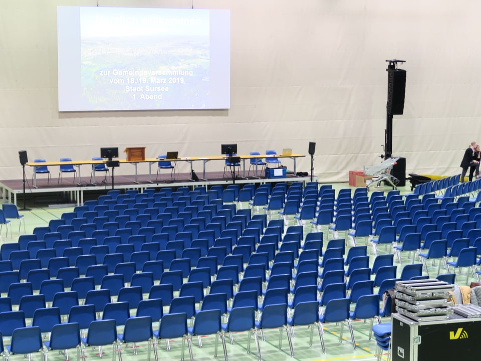 Blick auf die noch leeren Stühle in der Stadthalle Sursee, in der die Gemeindeversammlung stattfinden wird.