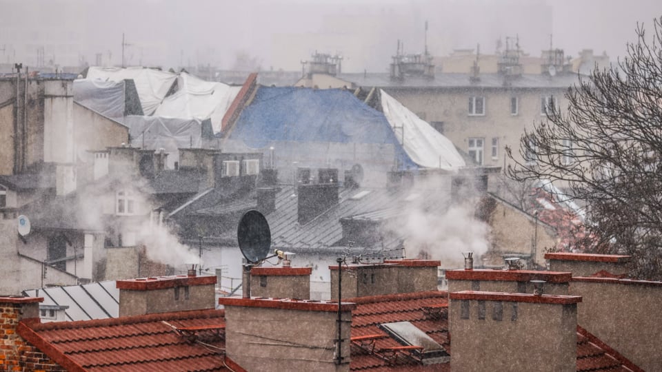 Rauchsäulen über Dächern