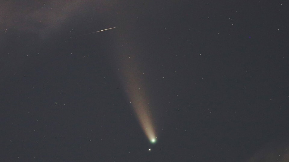 In der Nacht zum Sonntag kreuzte eine Sternschnuppe den Schweif des Kometen, wenn auch in grossem Abstand.