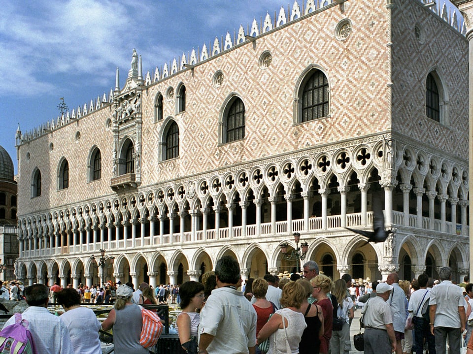 Dogenpalast in Venedig mit Toruisten
