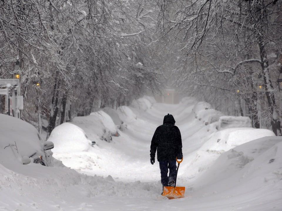Mann mit Schneeschaufel in Beacon Hill/Boston