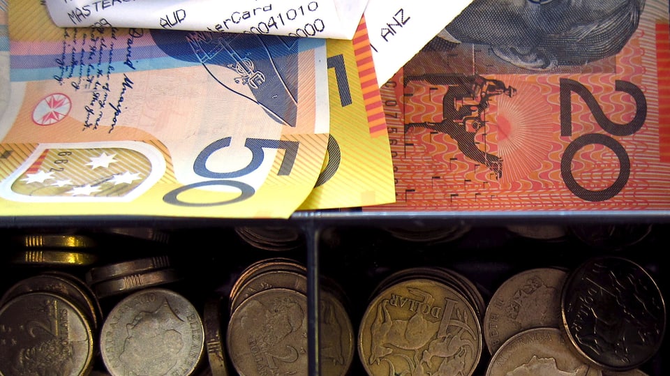 Eine Kassenschublade mit australischen 50-ern, 20-ern und Münzen.