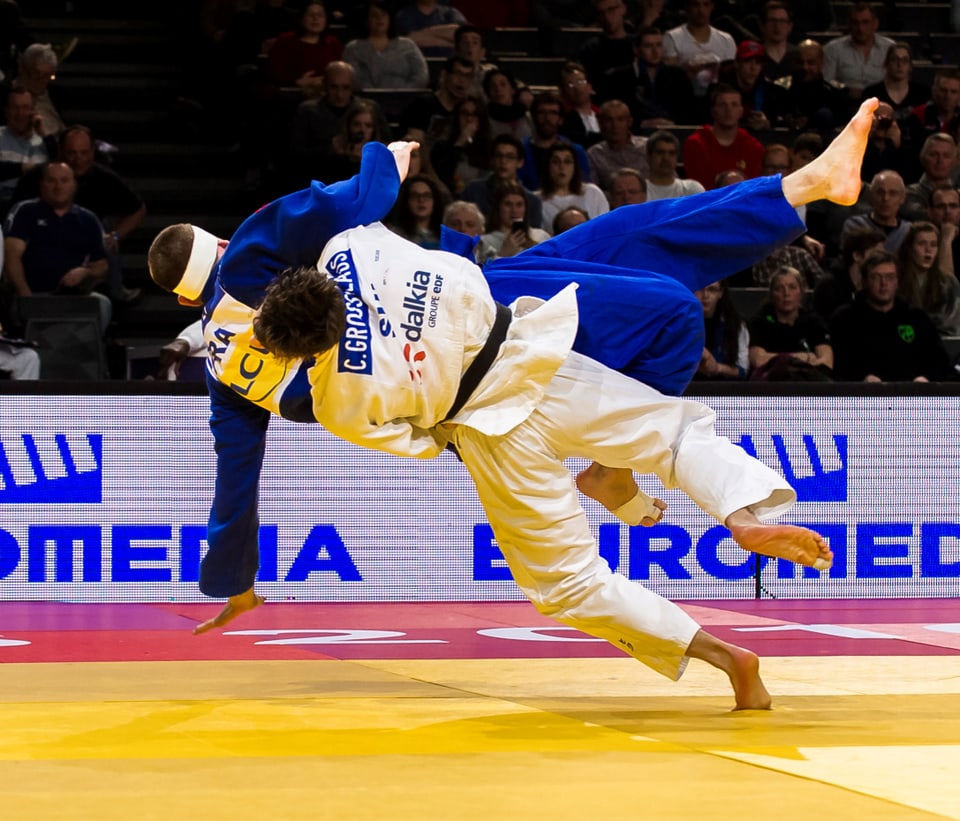 Zwei Judokämpfer in der Luft