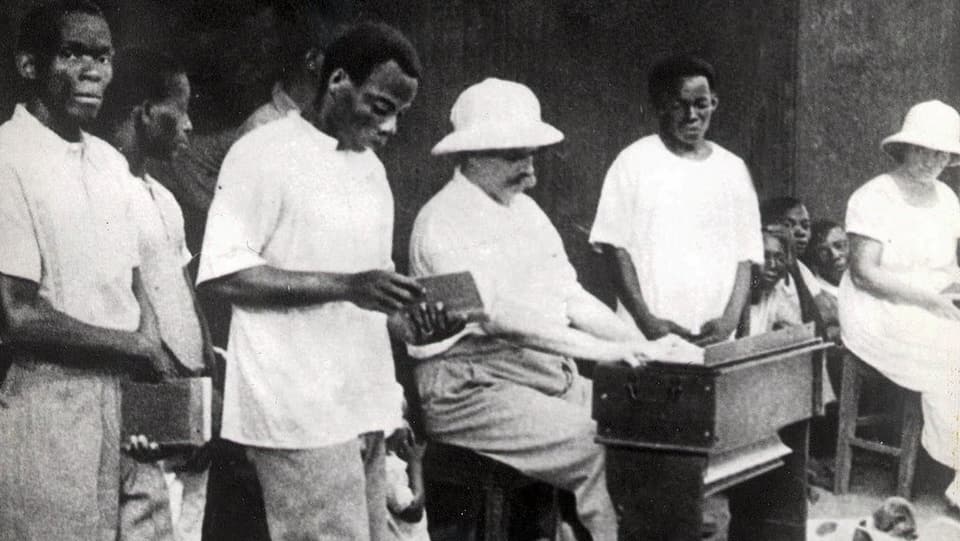Albert Schweitzer spielt Orgel in Lambaréné, Gabun.