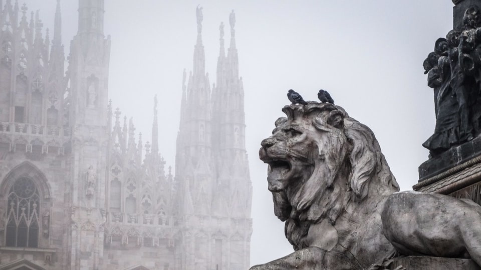 Smog hängt über dem Domplatz in Mailand.