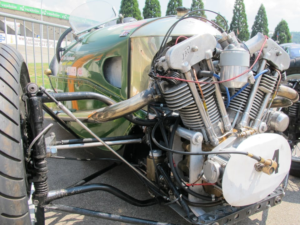 Altes Rennauto in Grün mit grossem Motor.