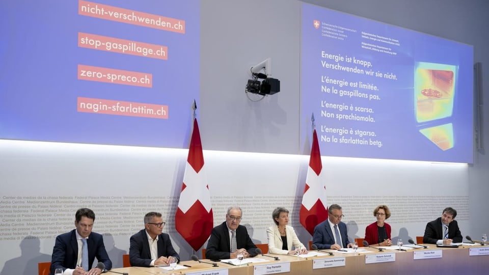 Pressekonferenz mit den beiden Bundesräten Guy Parmelin und Simonetta Sommaruga sowie weiteren Behördenvertretern.