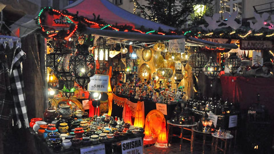 Stand mit Lampen, Aschenbechern und Wasserpfeiffen.