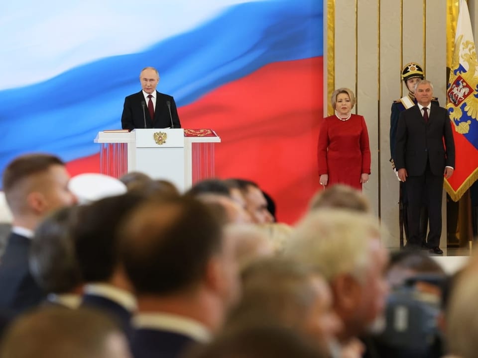 Putin während der Zeremonie auf einer Bühne.