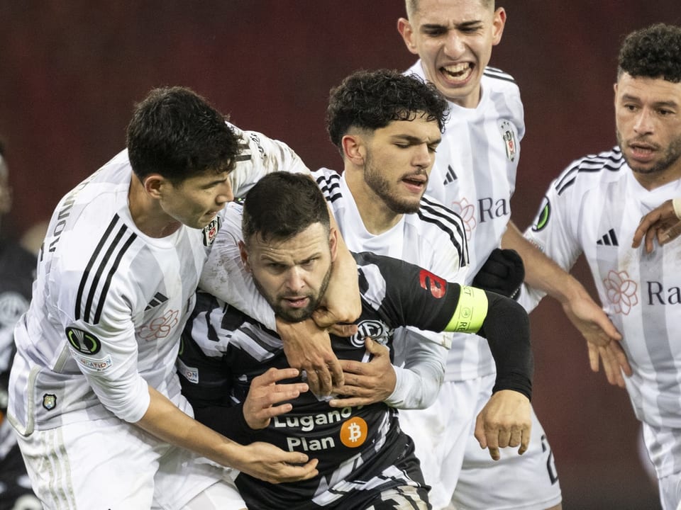 Vários jogadores de futebol em um duelo intenso.
