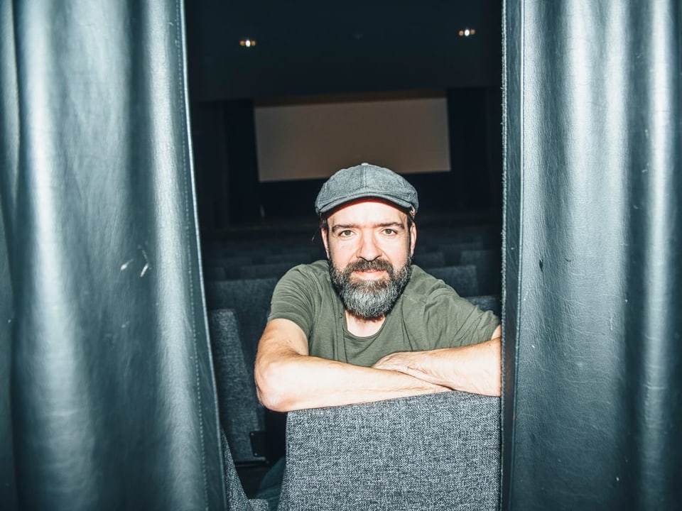 «Brugg ist als Arbeitsort meine zweite Heimat geworden.» Ein Mann zwischen dem Vorhang