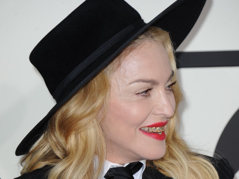 Madonna mit goldener Zahnspange