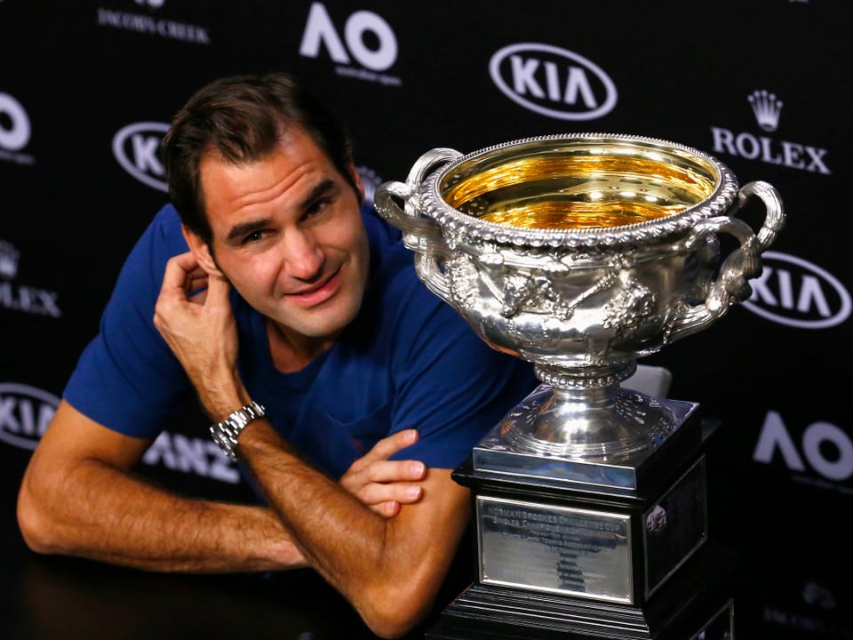 Federer im Medienraum mit dem Pokal