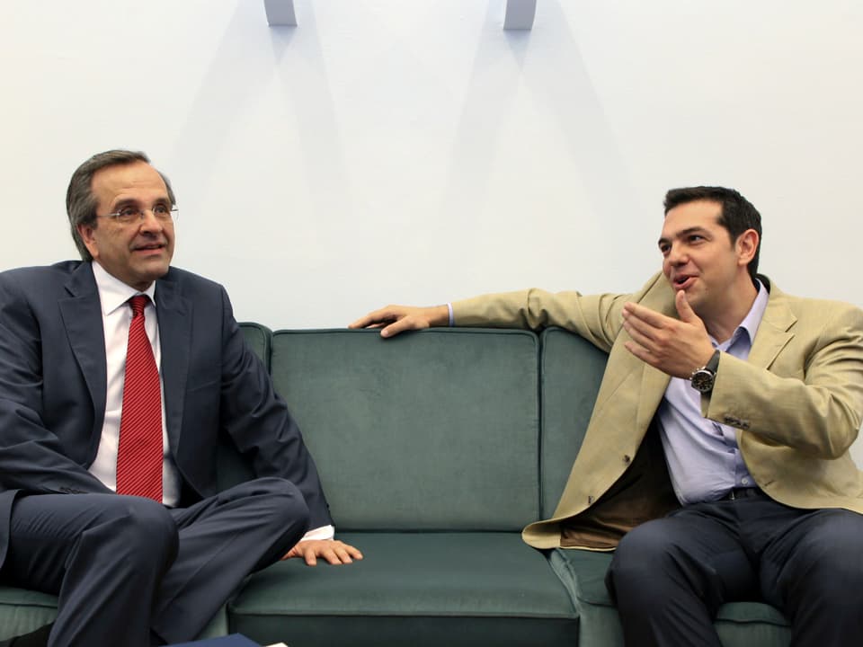 Samaras (links) und Tsipras auf einem Sofa.