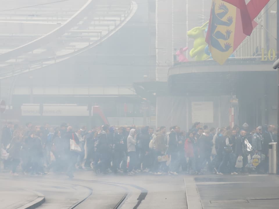 FCZ-Fans nach der Ankunft am Bahnhof Bern. Das ist nicht etwas Nebel – die Fussballfans nebelten bereits nach Ankunft die Innenstadt ein. (srf)
