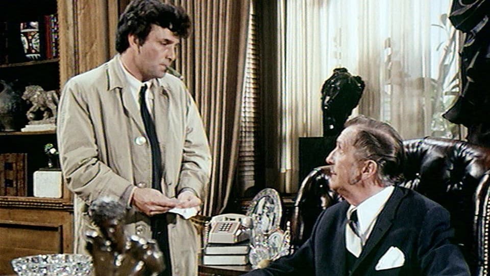Inspektor Columbo spricht in seinem zerknitterten Trenchcoat mit dem Mörder aus der High Society, hier in «Columbo-Ein Hauch von Mord». 