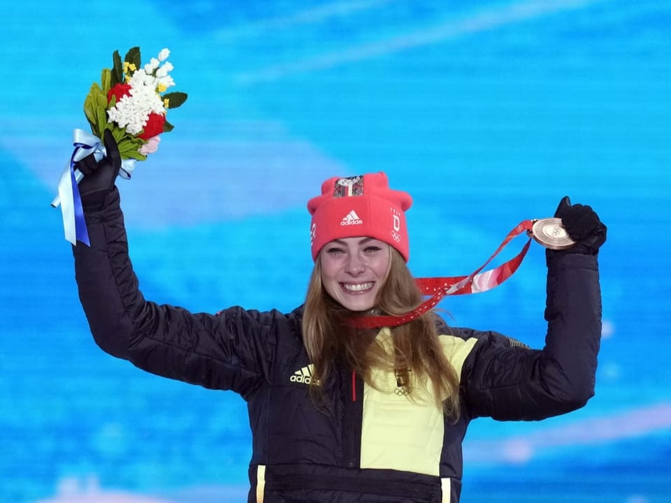 Daniela Maier bei der Siegerehrung in Peking.