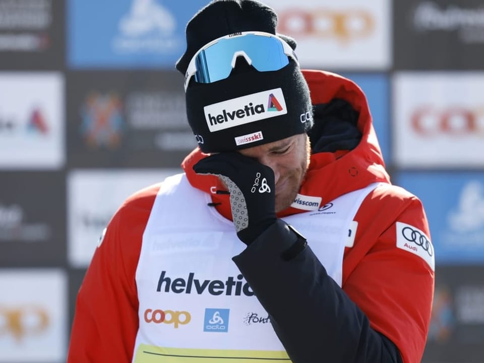 Zu Tränen gerührt Dario Cologna bei der Siegerehrung des Engadin Skimarathon.