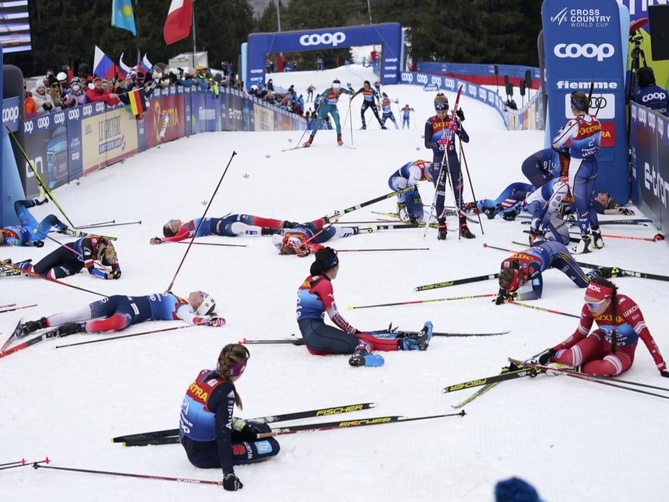 Entrkäftete Langläuferinnen im Ziel der letztjährigen Tour de ski