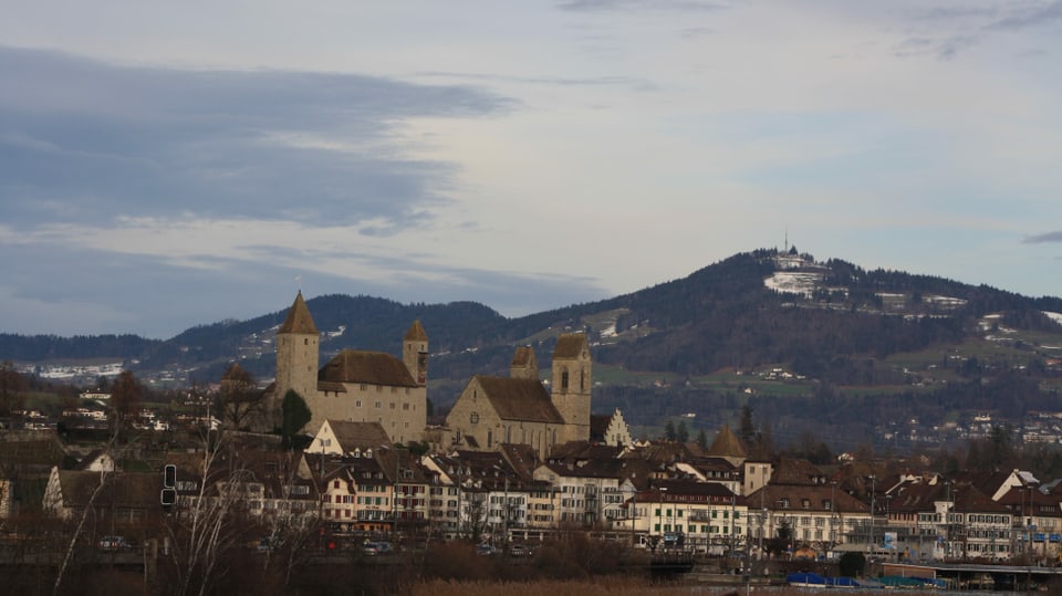 Blick auf Schloss Rapperswil, dahinter der Bachtel im Zürcher Oberland.