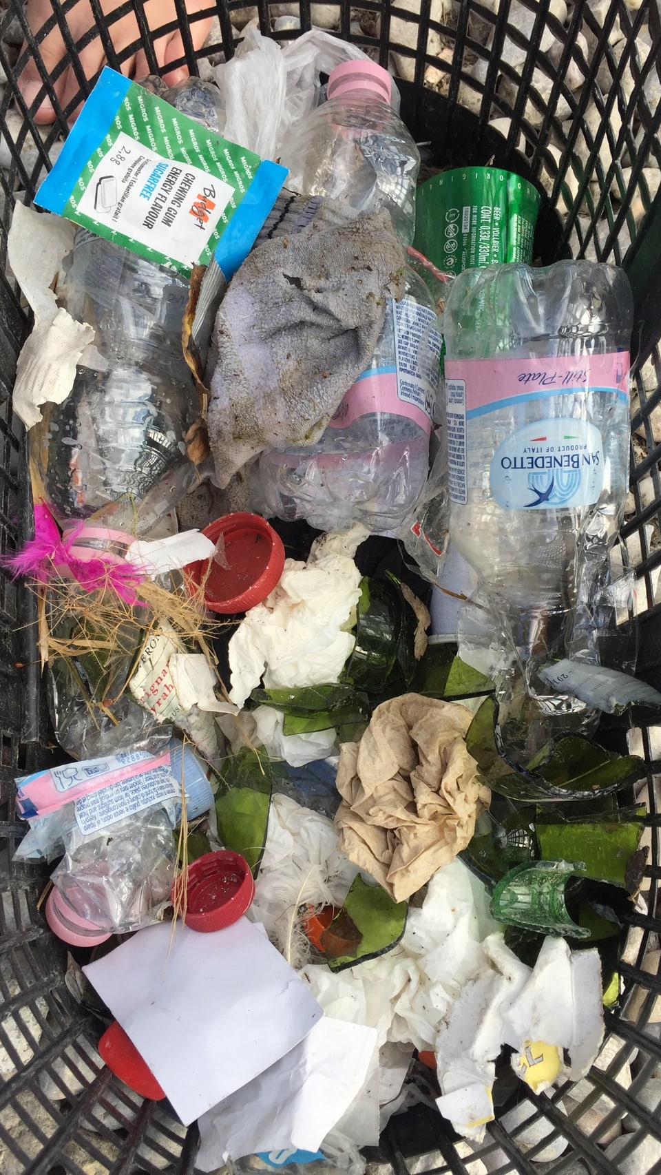 Abfall der Street Parade in einem Plastikkorb