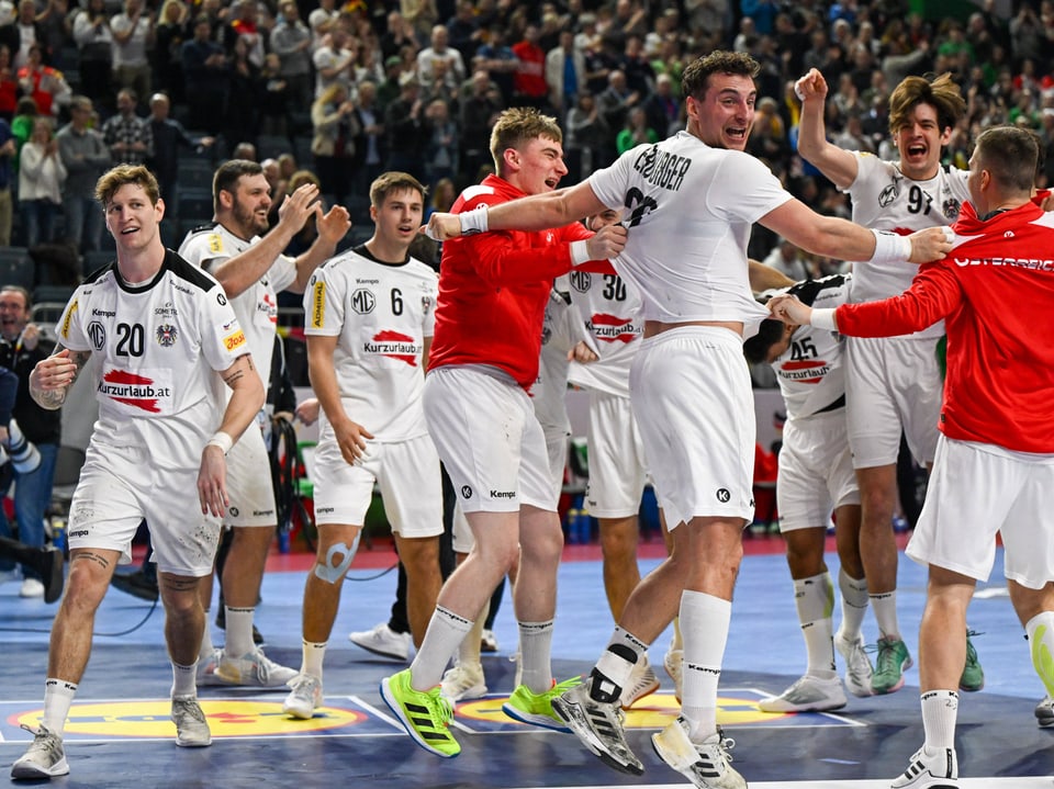 Die Österreicher jubeln an der Handball-EM.