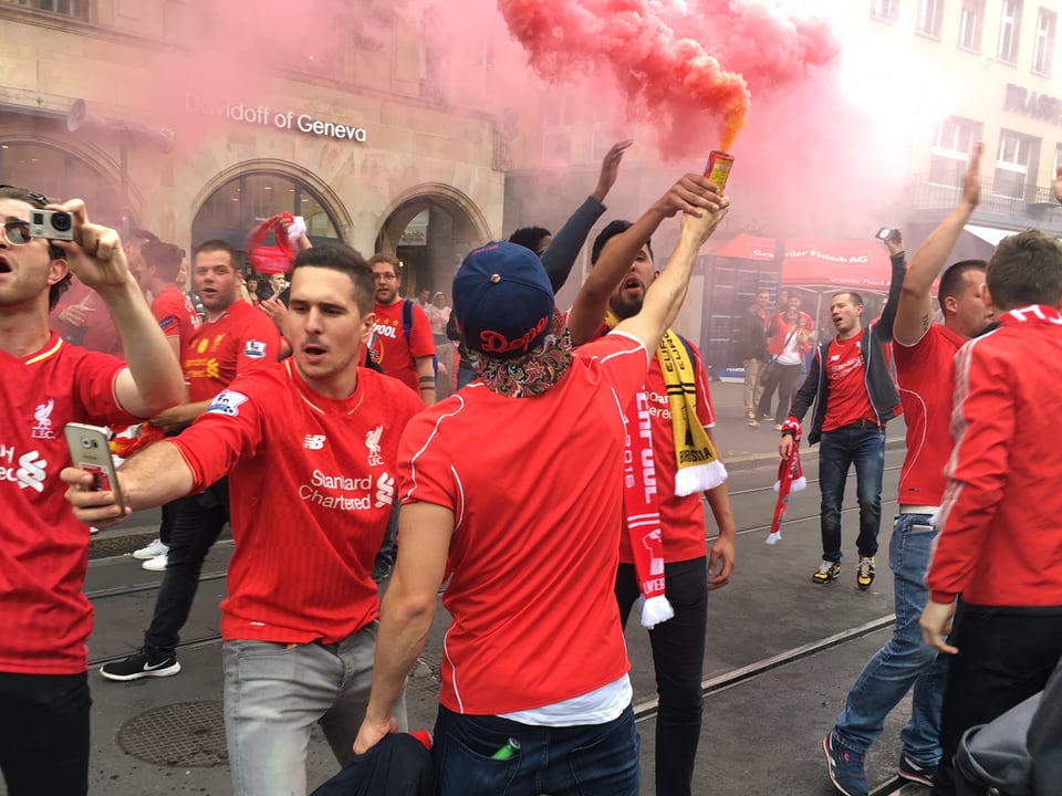 Liverpool Fans mit Fackel und Smart-Phones