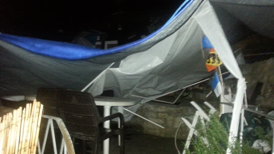Ein Zelt wird in Buckten umgerissen.