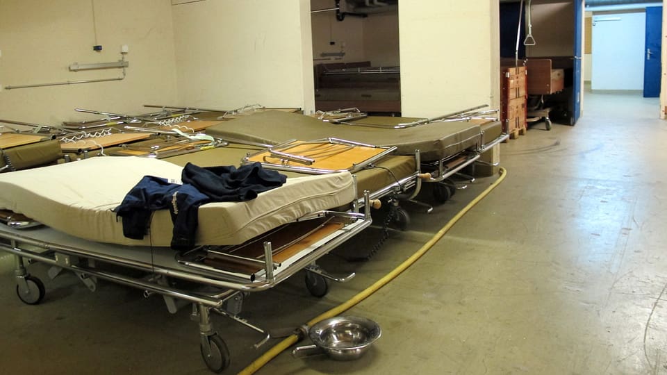 Alte Patientenbetten und Bettpfannen findet man noch in den Räumen, die heute vor allem als Lager genutzt werden.