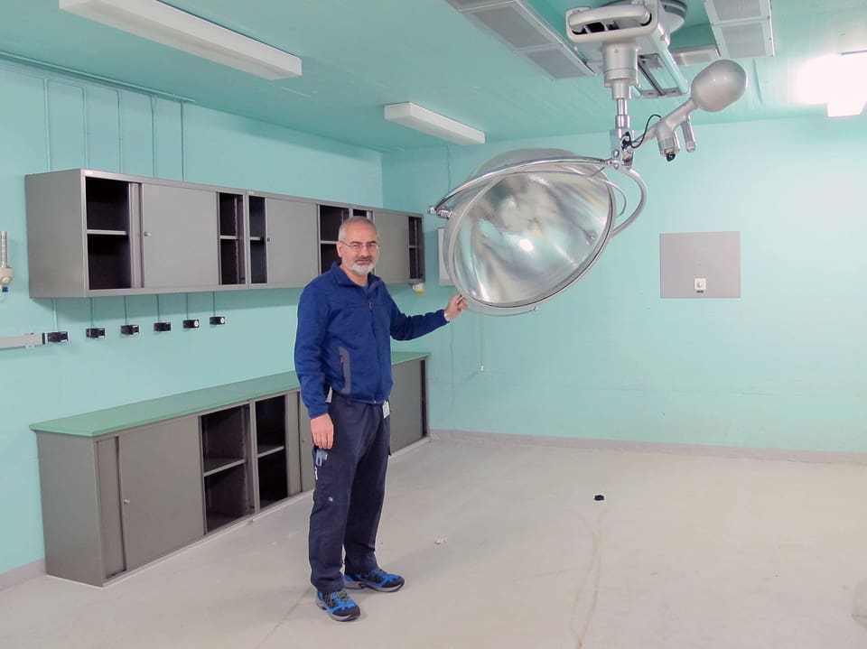 Urs Rutishauser zeigt den letzten noch einigermassen erhaltenen Operationssaal im unterirdischen Notspital.