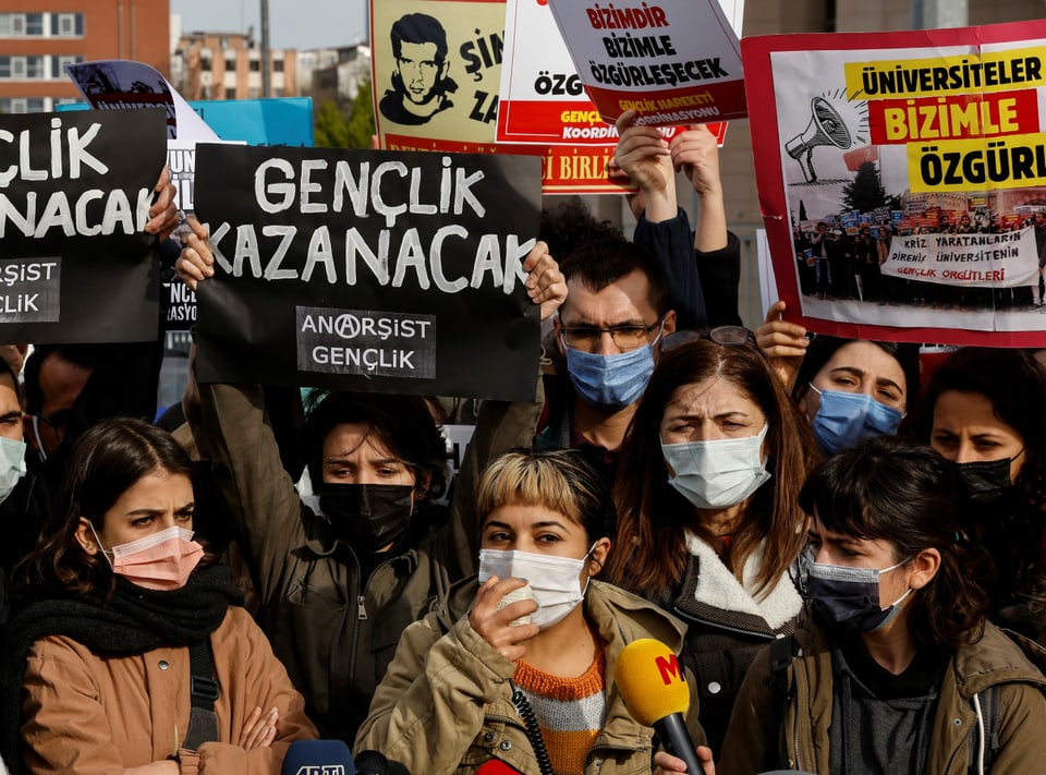 Demonstrantinnen und Demonstranten der Bosporus-Universität