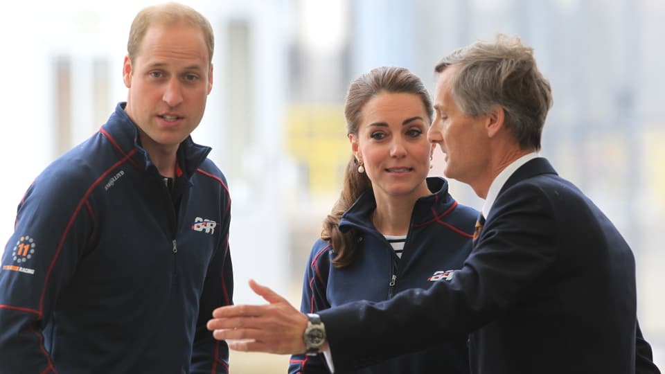 Links Prinz William und rechts Herzogin Kate in dunkelblauen Fleece-Jakcen.