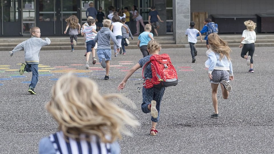 Kinder auf dem Pausenplatz