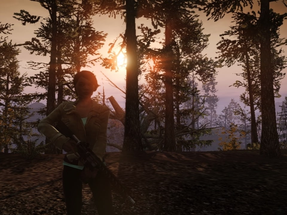 Eine Frau steht bei Sonnenaufgang in einem Wald.