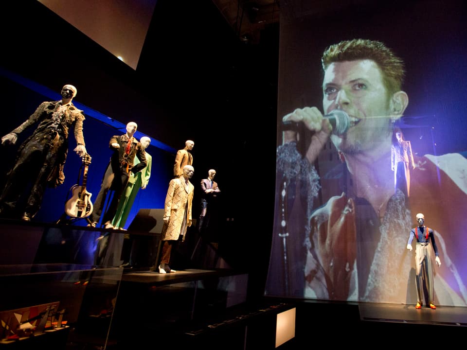 Eine Vielzahl an Kostümen, welche Bowie bei seinen Auftritten getragen hat.