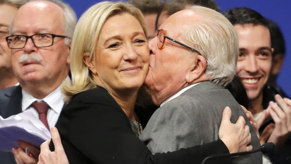 Jean-Marie Le Pen küsst seine Tochter Marine.