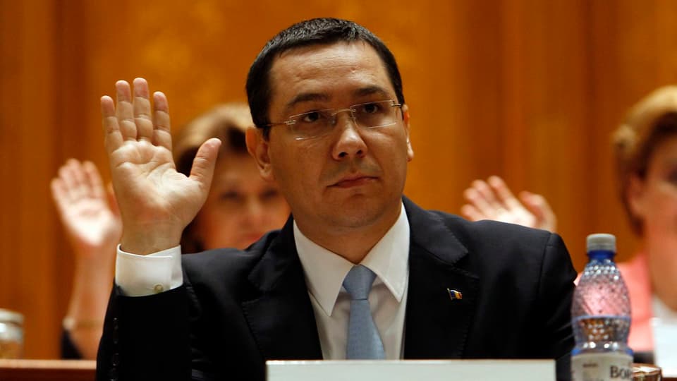 Ponta, der zur Abstimmung die Hand hebt.