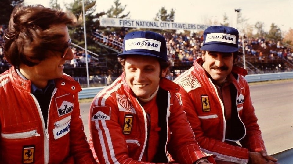 Niki Lauda (Mitte), Clay Reggazoni (rechts) auf Ferrari.