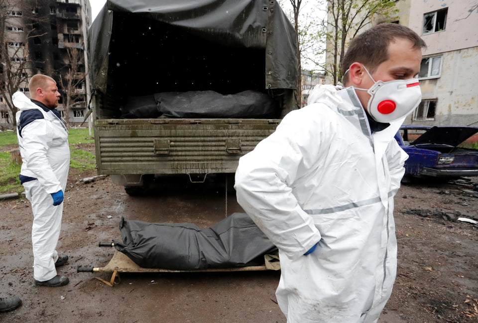 Spezialisten des Katastrophenschutzes suchen in Mariupol nach den Leichen der getöteten Menschen (21.4.2022).