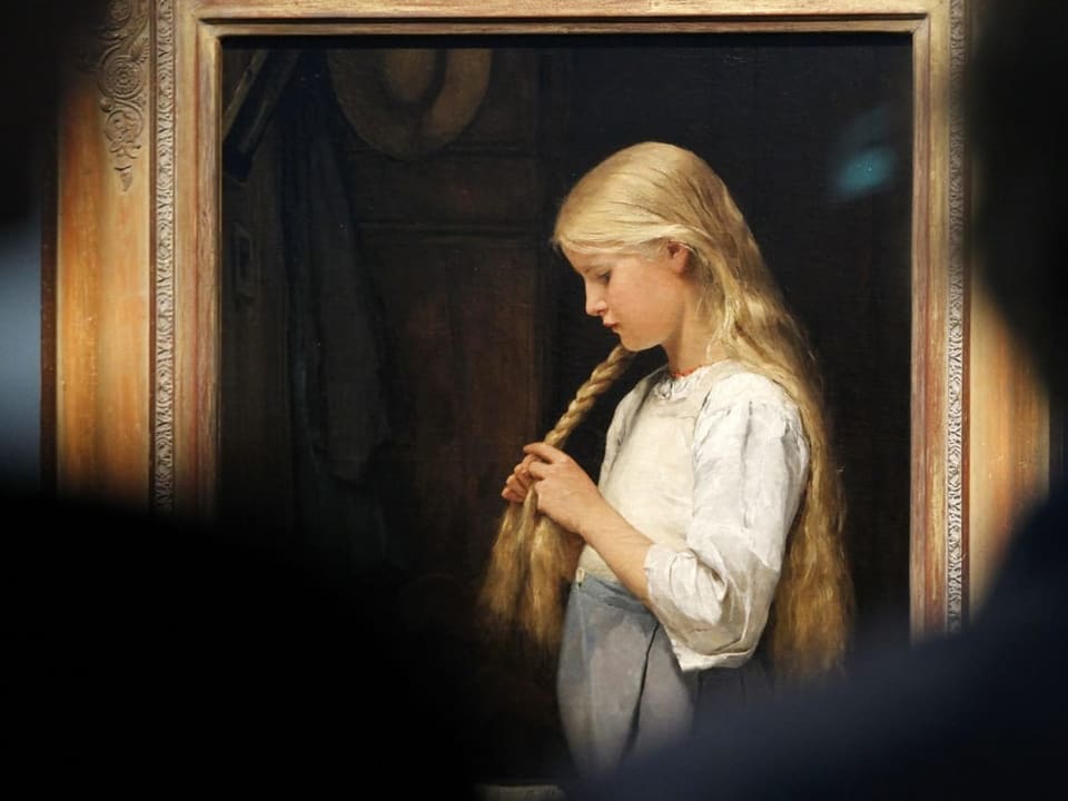 Gemälde mit einem blondhaarigen Mädchen, das sich die Haare flechtet.