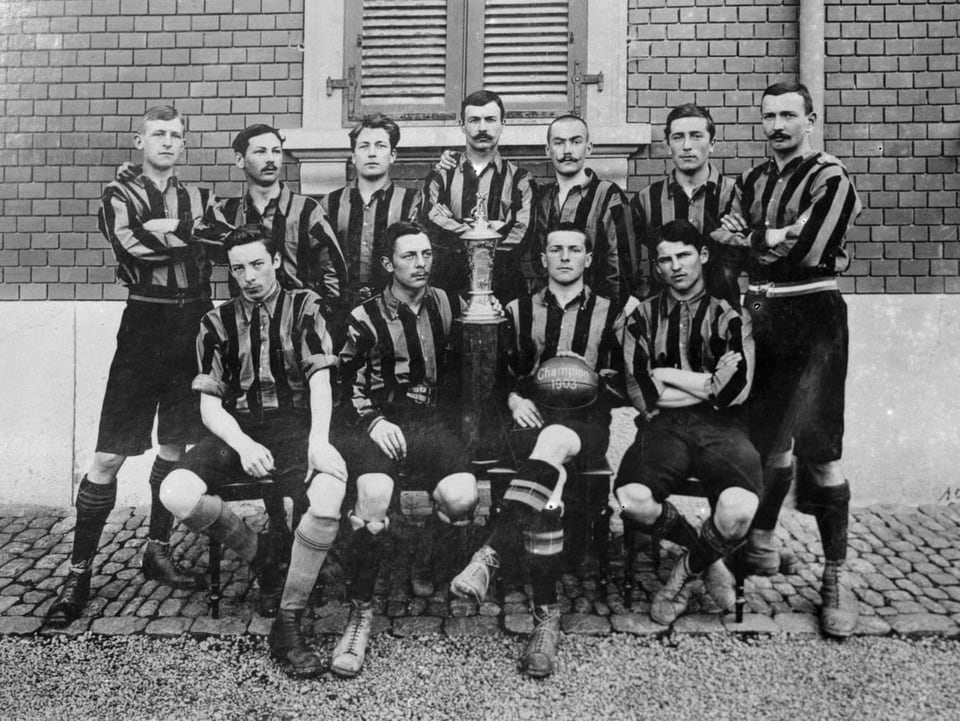 Fünf Jahre nach der Gründung holen die Young Boys den ersten Meistertitel. In den Finalspielen setzen sich die Berner im April 1903 gegen den FCZ und den FC Neuchâtel durch. 