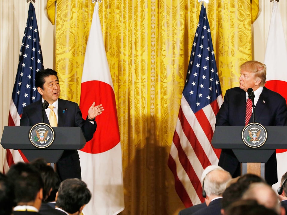 Shinzo und Trump an Rednerpulten