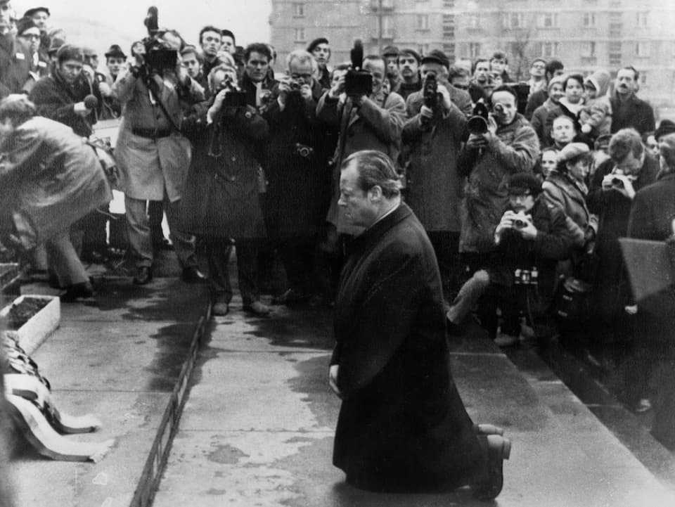 Willy Brandt kniet in Warschau vor dem Denkmal für die Opfer des Warschauer Gettos