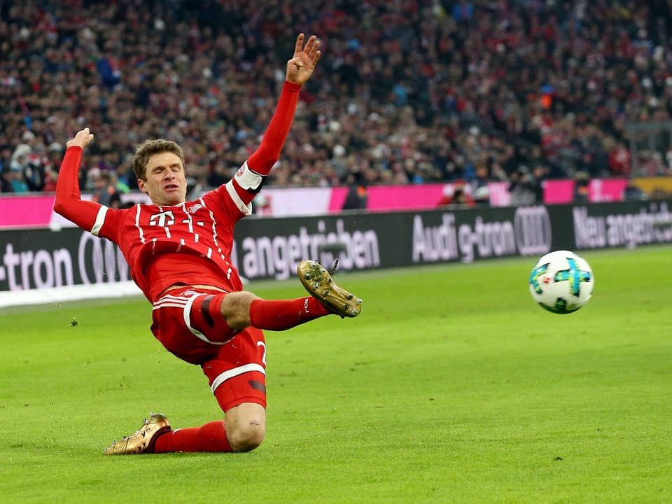 Thomas Müller erkämpft sich einen Ball